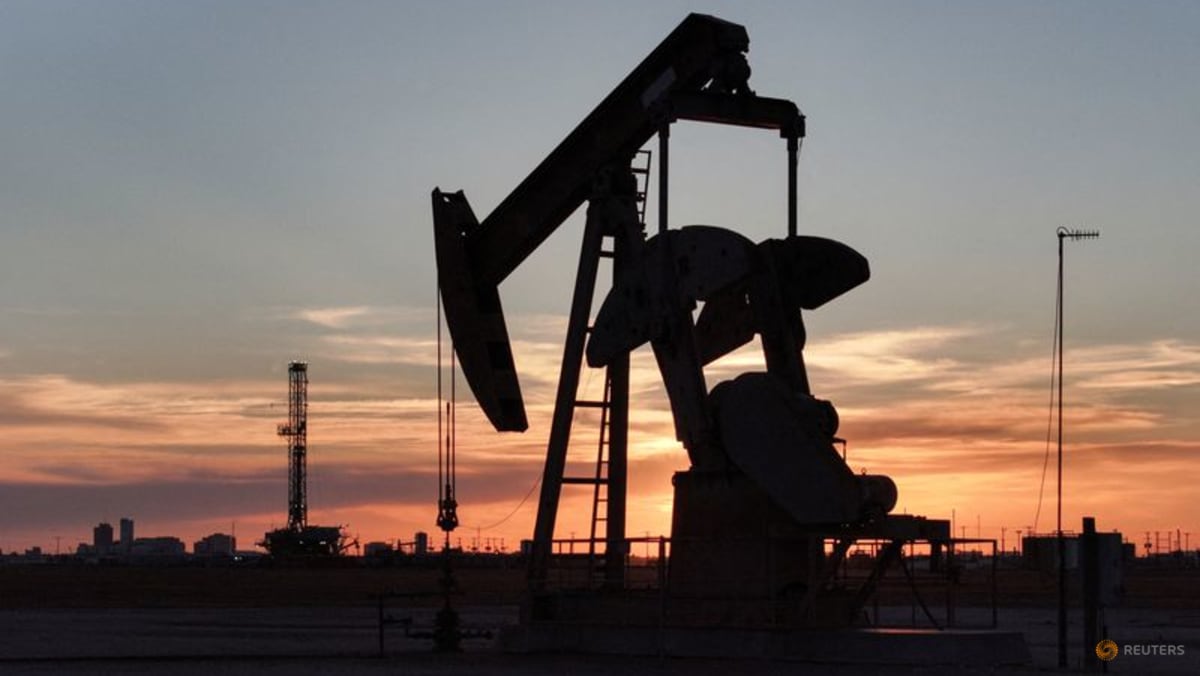 Ilustrasi harga minyak mentah Brent yang turun drastis