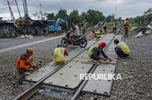 Pekerja memasang rel kereta di Pekalongan untuk mudik Lebaran 2026