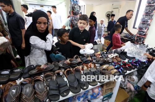 Anak yatim berbelanja kebutuhan lebaran di Aceh dengan gembira