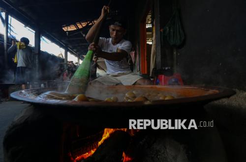 Pekerja sibuk membuat Dodol Betawi menjelang Idul Fitri
