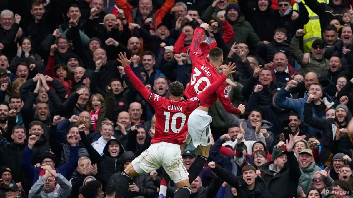 Pemain Manchester United merayakan kemenangan melawan Aston Villa