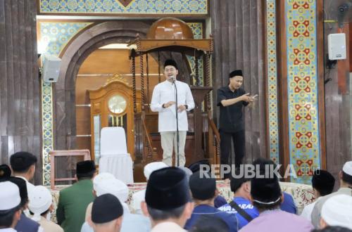 Wakil Wali Kota Cimahi dengan juru bahasa isyarat pada Nuzulul Qur'an
