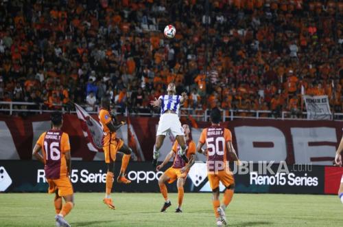 Persib Bandung dan Borneo FC bertanding di BRI Super League