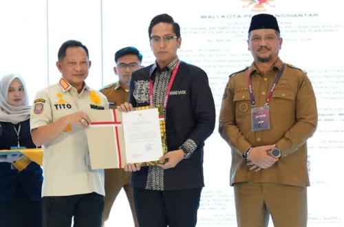 Penyerahan bantuan keuangan untuk rehabilitasi Aceh