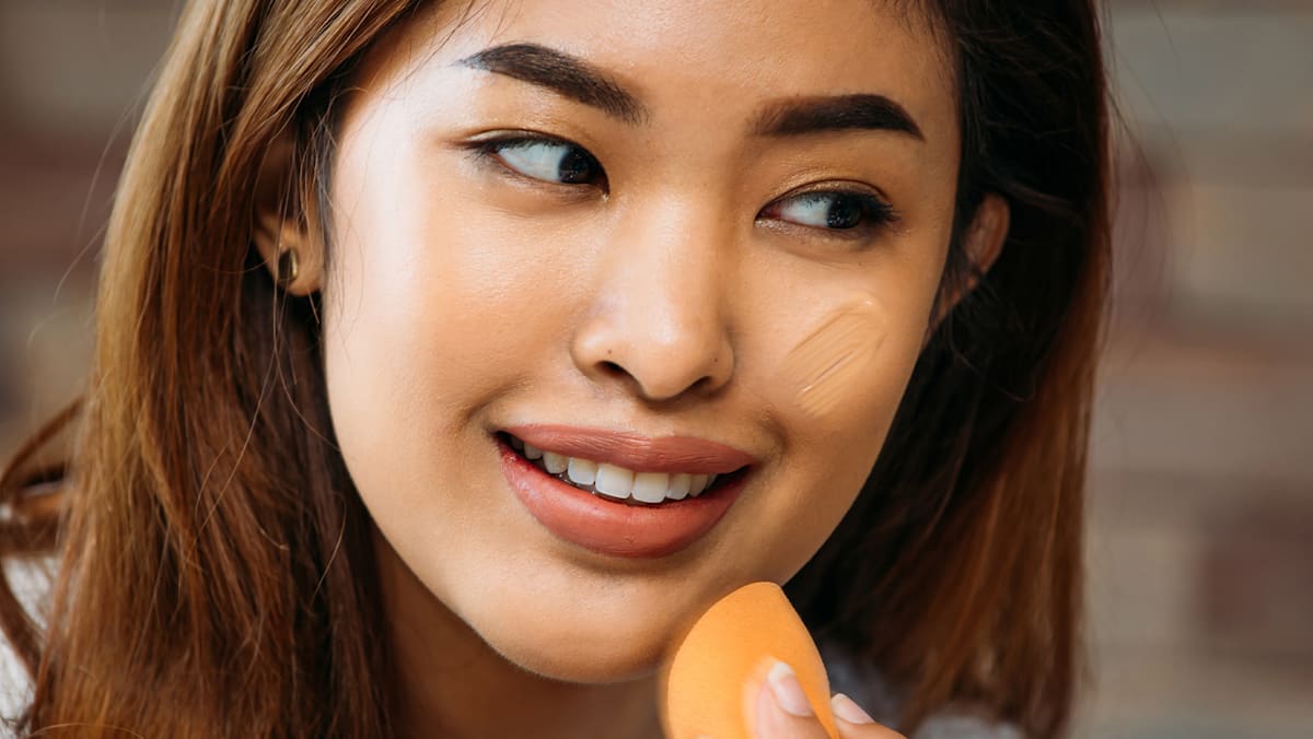 Gambar menunjukkan fondasi infus skincare yang populer di Indonesia